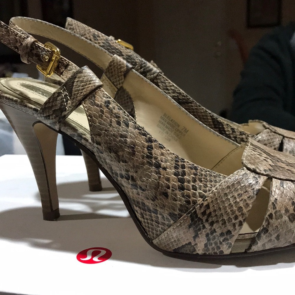 Embossed heels with  snake print & sling closure
